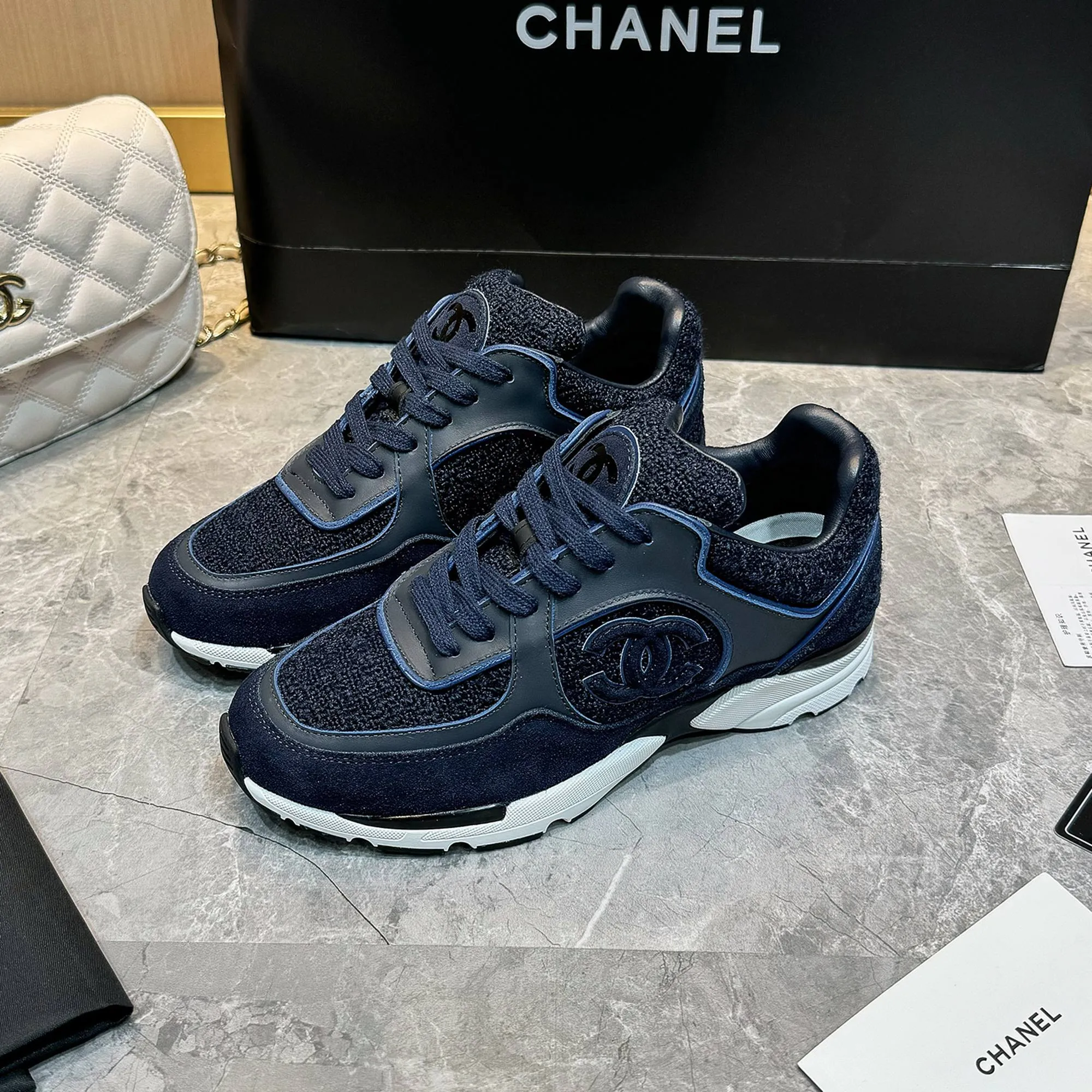 Men's shoes pP700! Chanel Chanel - 2024 counter top casual sneakers This classic design; the upper is embroidered with various techniques; the outsole is fashionable and sporty; the outsole is stylish and sporty; it incorporates a variety of color matching elements... The diversified mix and match is very good-looking and versatile, casual, fashionable, sports, and outdoor can be taken into account... ꫛꫀꪝ Go➫ Material: ❶Upper made of: original imported high silk cowhide suede + small fragrance fabric ❷Inner use: Original imported breathable sheepskin lining ❸ Outsole based on: Original TPU combination outsole Special counter boutique packaging complete set Women 35–41 Men 38-45